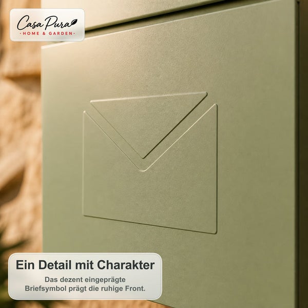 Casa Pura Logo auf einem Briefkasten mit eingeprägtem Briefsymbol auf der Frontseite