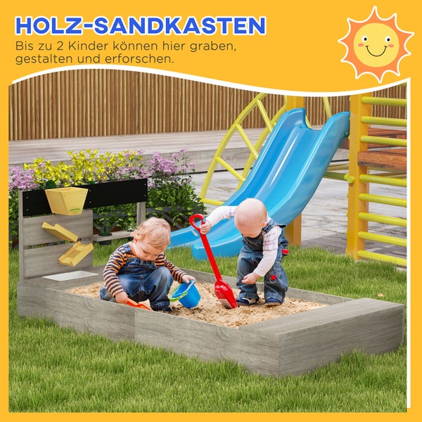 Holzsandkasten mit zwei spielenden Kindern und Rutsche im Garten.