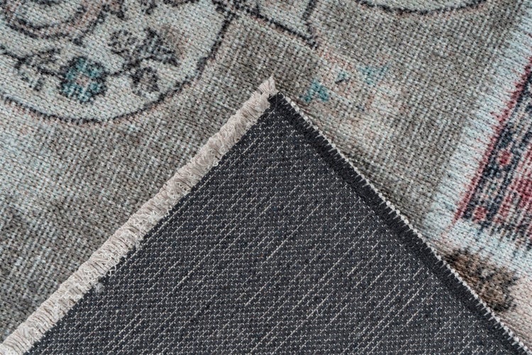 Detailansicht eines Teppichs mit Vintage Muster und rutschfester Rückseite, zeigt Textur und Kantenverarbeitung.