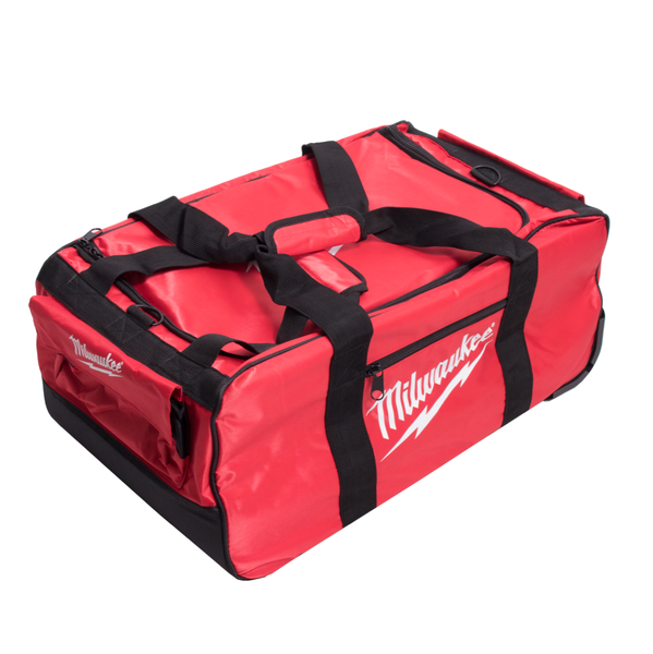 Rote Milwaukee Werkzeugtasche mit Rollen und Tragegriffen. Milwaukee Logo.