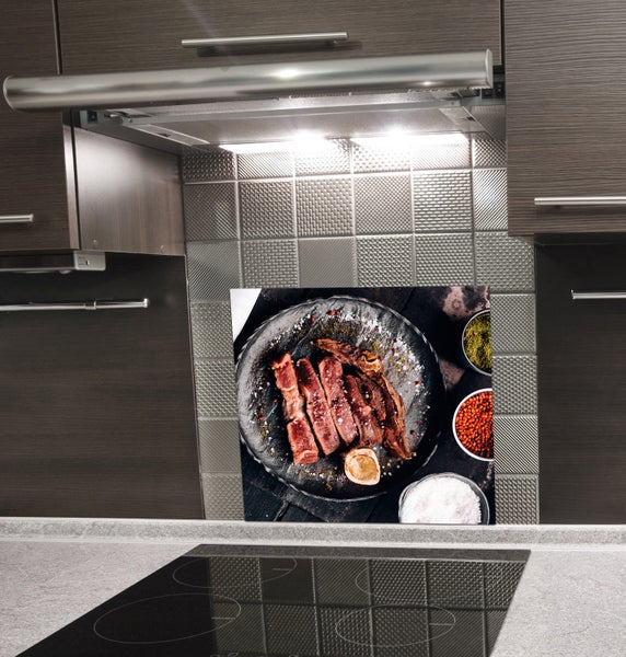 Küchenrückwand mit Speisen-Motiv in moderner Küche