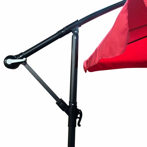 Detailansicht eines roten Sonnenschirms mit schwarzem Gestell