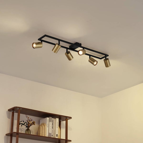 Deckenspotleuchte mit sechs Strahlern an schwarzer rechteckiger Halterung