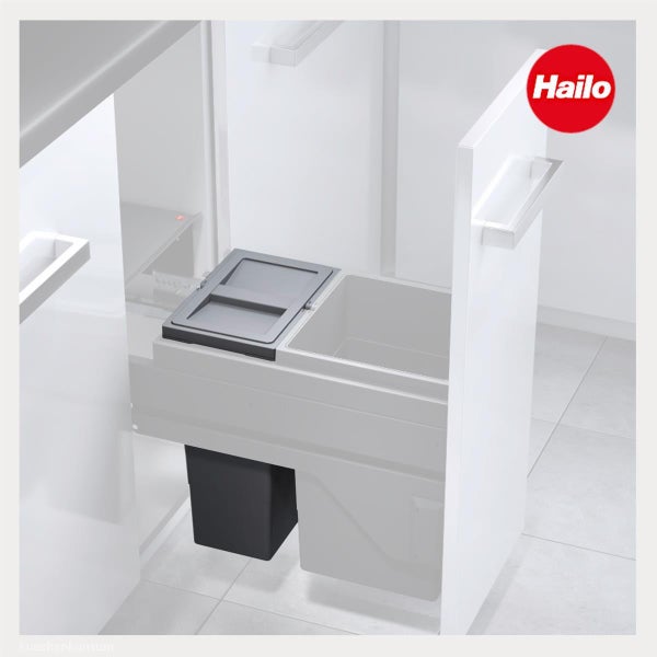 Einbau-Abfalltrennsystem von Hailo in einem Küchenunterschrank mit zwei Behältern und Hailo Logo.