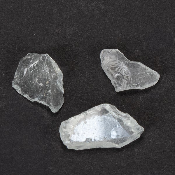 Drei transparente Glasbrocken in unregelmäßiger Form für Dekorationszwecke.
