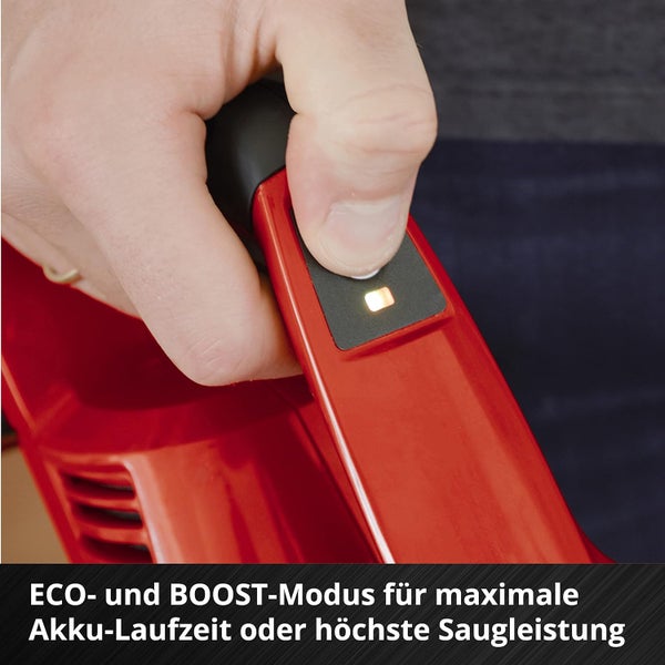 Hand am Griff eines roten Akku-Staubsaugers beim Umschalten zwischen Eco- und Boost-Modus für maximale Laufzeit oder Saugleistung.