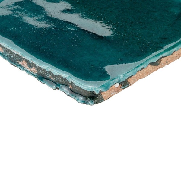 Wandfliese mit glänzender Glasuroberfläche und unregelmäßiger Kante