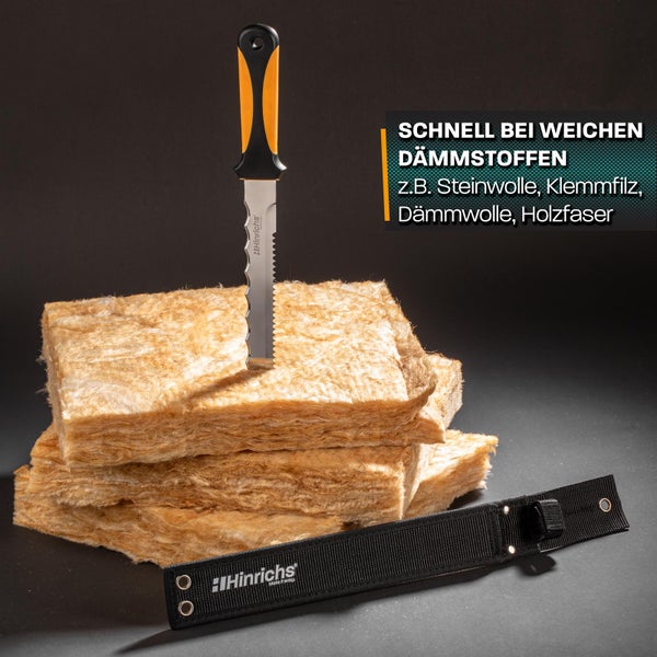 Hinrichs Dämmstoffmesser mit Wellenschliff steckt in einer Dämmstoffplatte aus Mineralwolle, inklusive Messerscheide mit Hinrichs Logo.