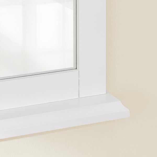 Detailansicht eines weißen Holzfensters mit Fensterbrett