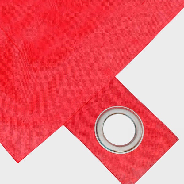 Nahaufnahme eines Sonnensegels mit stabiler Metallöse und verstärktem Rand zur sicheren Befestigung.