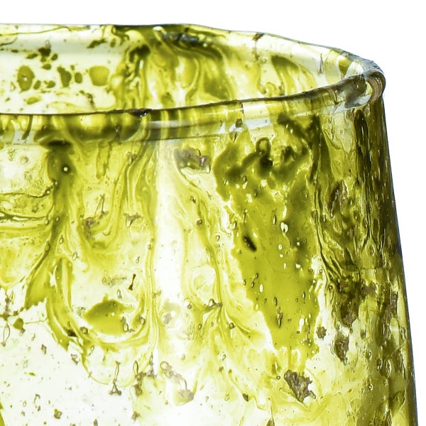 Grünes Windlicht aus Glas mit marmoriertem Muster und feinen Metalleinschlüssen.