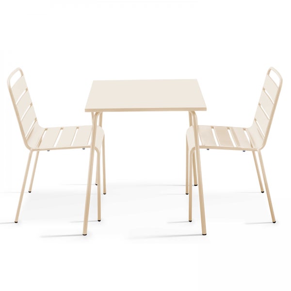 Dreiteiliges Balkonset bestehend aus einem quadratischen Tisch und zwei stapelbaren Stühlen aus Metall in Beige.