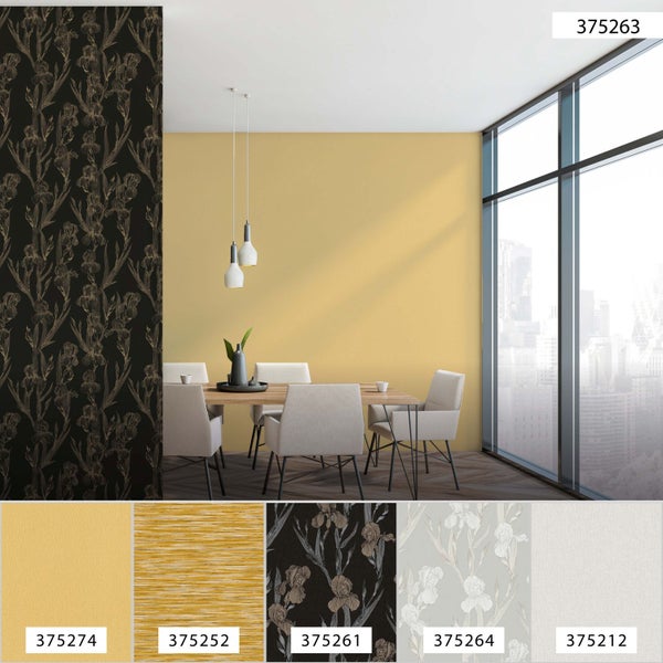 Helle, freundliche Raumszene mit Esstischgruppe und einer Wand mit Tapete mit Blumenmuster