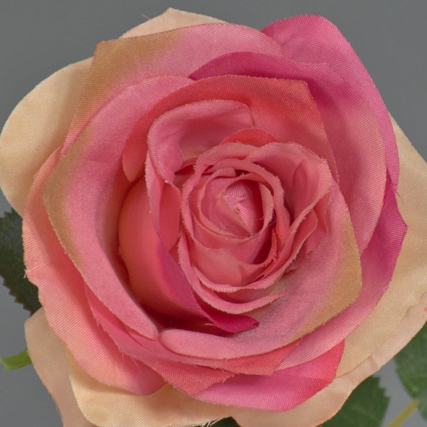 Künstliche Rose aus Textilgewebe mit geschichteten Blütenblättern.