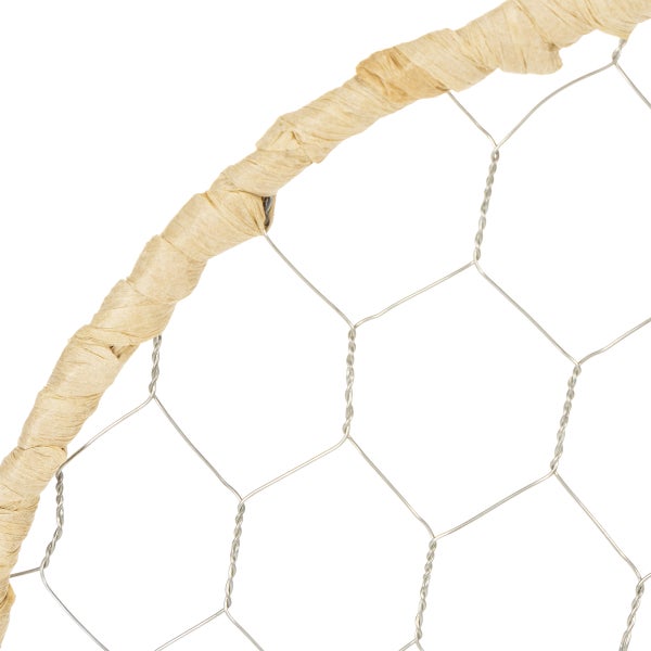 Sechseckiges Drahtgeflecht an einem mit Papier umwickelten runden Rahmen für Bastelarbeiten.