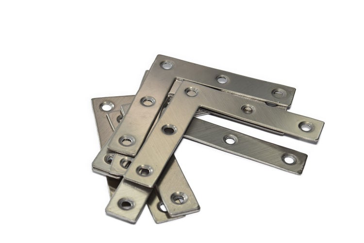 Mehrere verzinkte Winkelverbinder mit Löchern für Schrauben