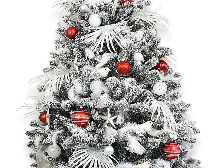 Künstlicher Weihnachtsbaum mit Schneeoptik, dekoriert mit weißen Federn, Sternen und Kugeln in verschiedenen Ausführungen.