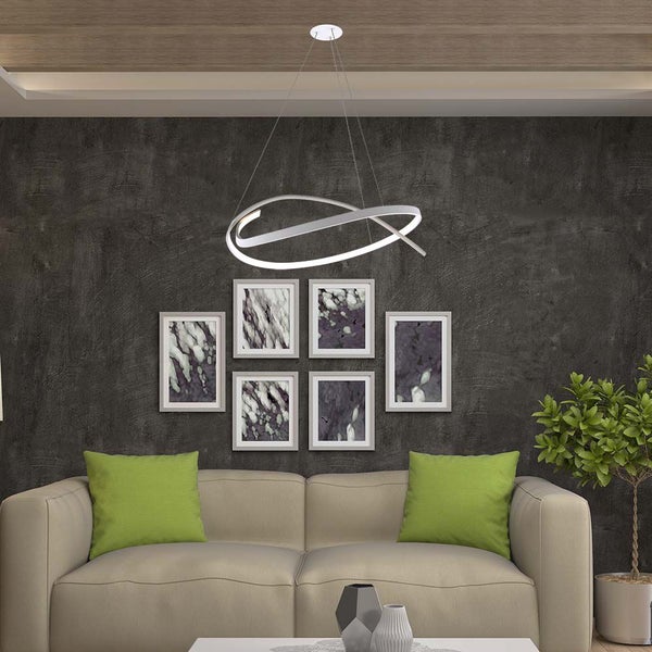 Modernes Wohnzimmer mit einer eleganten, geschwungenen Pendelleuchte über einer Couch.