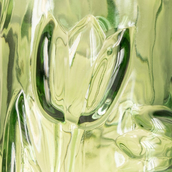 Nahaufnahme einer Glasvase mit eingeprägtem Tulpenmotiv.