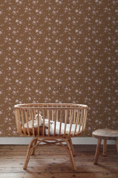 Ein Kinderzimmer mit einer floralen Tapete und einem Babybett.