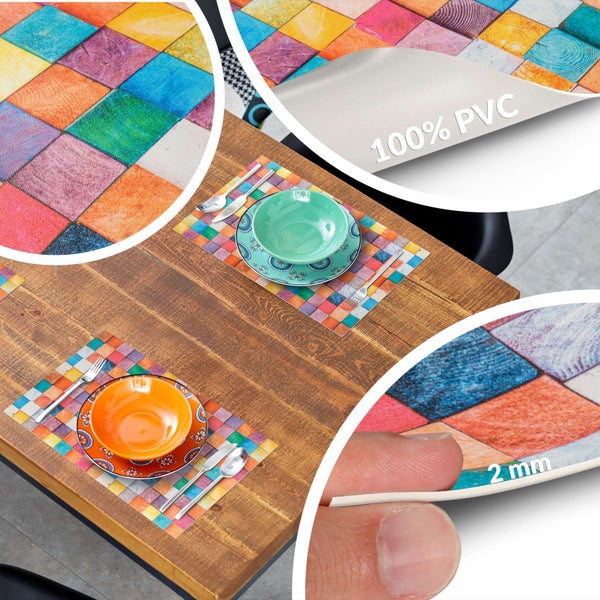 Buntes Tischset mit Karomuster aus 100 Prozent PVC, 2 Millimeter dick, auf einem Holztisch mit Tellern und Besteck.