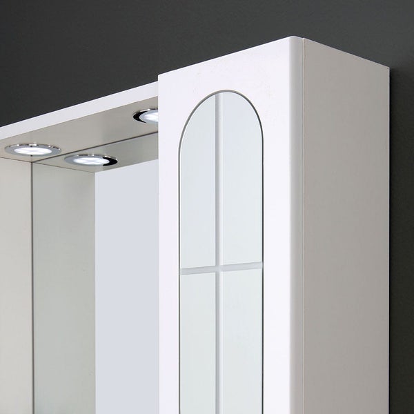 Badezimmerspiegelschrank in Weiß mit integrierten LED-Spots und einer Spiegeltür mit Bogenmuster.
