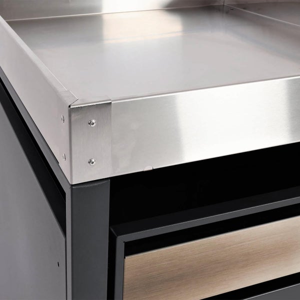 Detailaufnahme eines Edelstahltisches mit Schublade