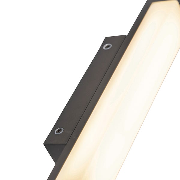 Detailaufnahme einer länglichen LED-Wandleuchte