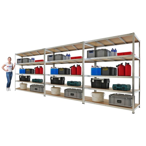 Großes Metallregal mit fünf Holzböden, befüllt mit verschiedenen Werkzeugboxen, Kanistern und Eimern, inklusive Person zur Größenveranschaulichung.