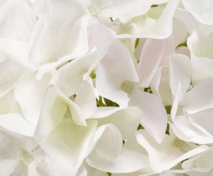 Künstliche Hortensie als Dekoblume mit weißen Blüten und grünen Blättern.