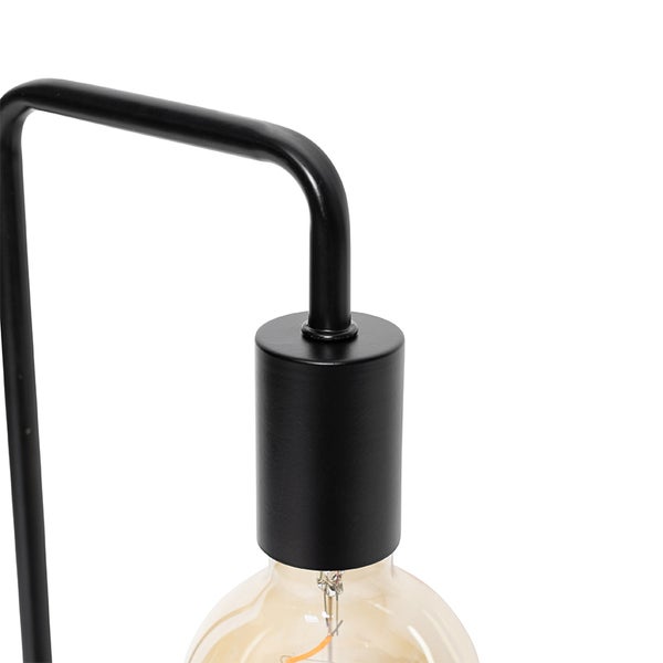 Detailansicht einer schwarzen Lampe mit Glühbirne