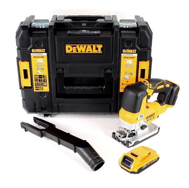 DeWalt Akku-Stichsäge mit TSTAK Werkzeugkoffer, 18 Volt Akku und einem schwarzen Staubabsaugungsadapter.