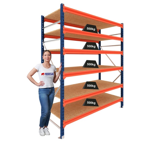 Proregal Weitspannregal mit 5 Holzböden, Tragkraft 500 Kilogramm pro Boden, blau-orange, mit einer Person zum Größenvergleich.
