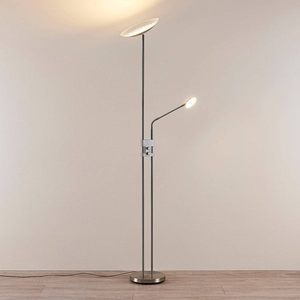 Moderner Deckenfluter aus silberfarbenem Metall mit verstellbarer Leselampe und rundem Standfuß.