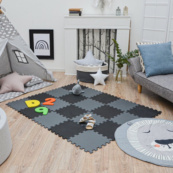 Puzzle-Spielmatte aus Schaumstoff mit Schachbrettmuster in einem hellen, organisierten Kinderzimmer mit Tipi, Sofa und Holzboden.