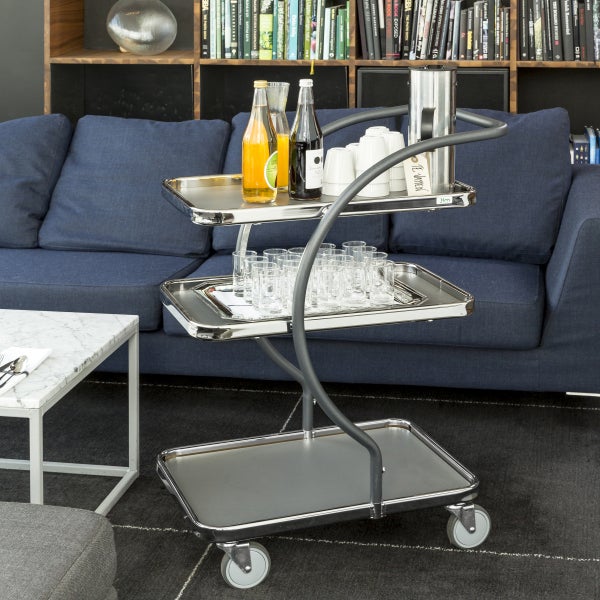 Servierwagen mit Getränken und Gläsern in einem Wohnzimmer