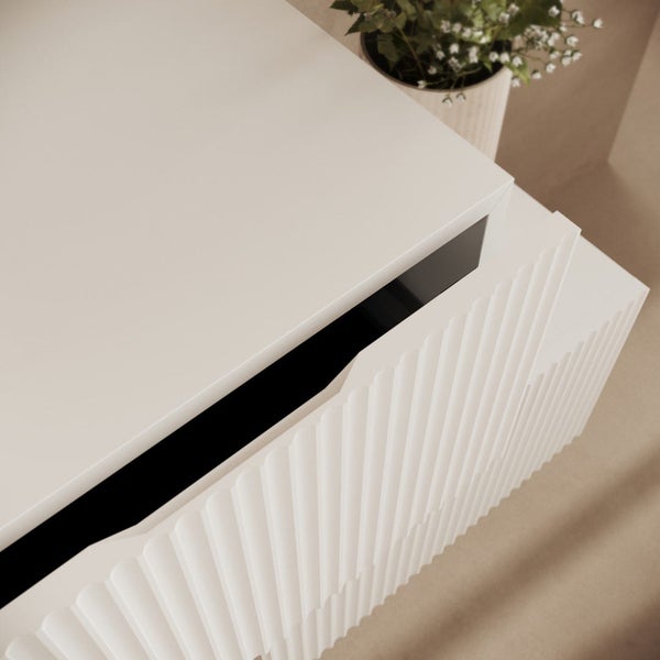 Kommode mit Schublade und Pflanze auf der Oberseite