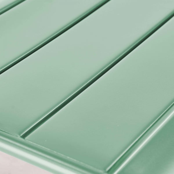 Detailansicht einer grünen Lattenstruktur aus Metall für Gartenmöbel.