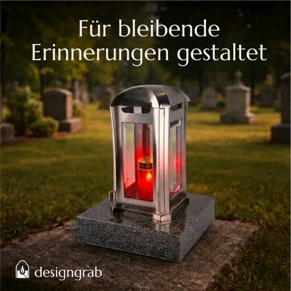Designgrab Grablaterne aus Edelstahl mit Kerze auf Steinsockel vor Friedhofskulisse