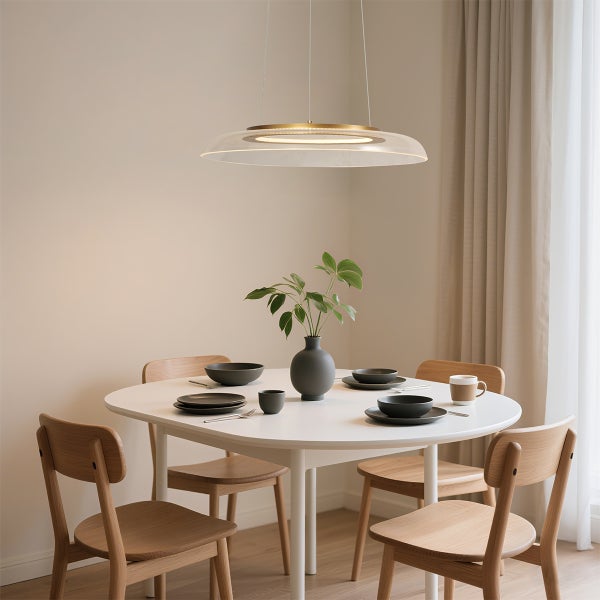 Esszimmer mit Esstisch, Holzstühlen und Pendelleuchte