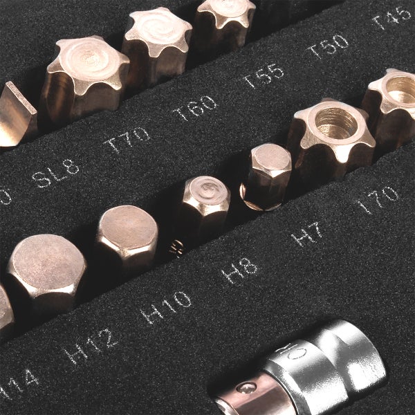 Detailaufnahme von verschiedenen Schrauberbits im Werkzeugkoffer