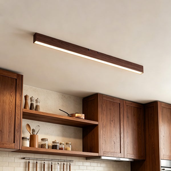 Moderne längliche LED Deckenleuchte mit Holzoptik in einer rustikalen Küche mit Holzschränken und offenen Regalen.