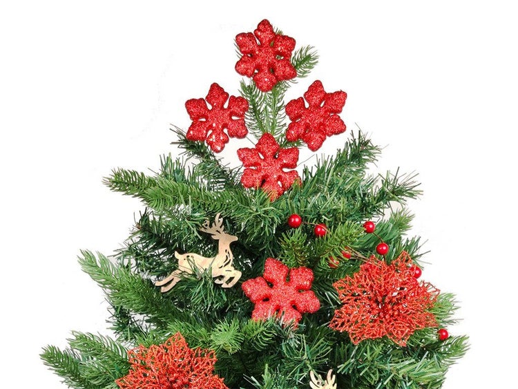 Weihnachtsbaumdekoration mit künstlichen Tannenzweigen geschmückt mit Schneeflocken, Rentierfiguren und roten Beeren.