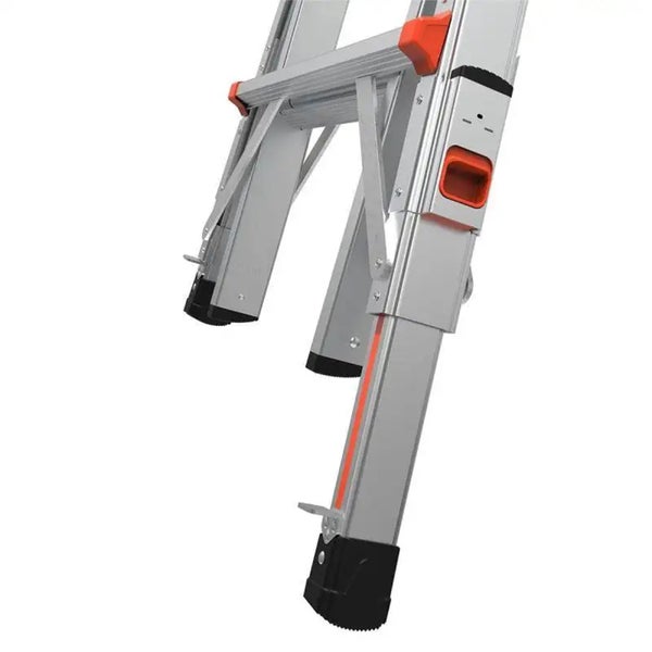 Detailansicht einer silbernen Aluminium-Teleskopleiter mit schwarzen Kunststofffüßen und orangefarbenen Bedienelementen.