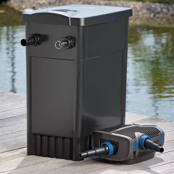 Teichfilter-Set aus schwarzem Durchlauffilter und Teichpumpe mit blauen Details auf einem Holzsteg an einem Teich.