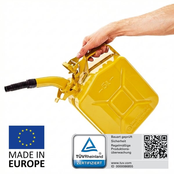Gelber 5 Liter Metall-Kraftstoffkanister mit Ausgießer, von einer Hand gehalten. Symbole für Herstellung in Europa und TÜV Rheinland Sicherheit.