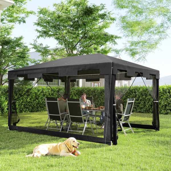 Rechteckiger Gartenpavillon mit schwarzem Dach und Netz-Seitenwänden, dargestellt in einem Garten mit Personen an einem Tisch.