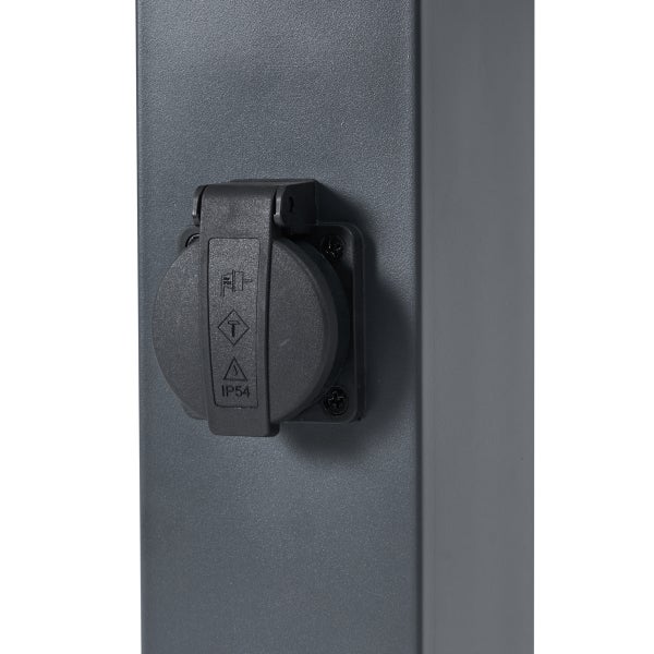 Außensteckdose mit Klappdeckel an einer Säule, staubgeschützt und spritzwassergeschützt nach Schutzart IP54.