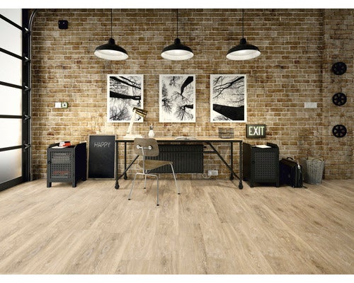 Büro mit Schreibtisch, Stuhl, Regalen und Holzboden vor einer Ziegelwand.