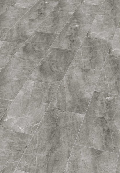 Grauer Boden mit Marmoroptik, verlegt